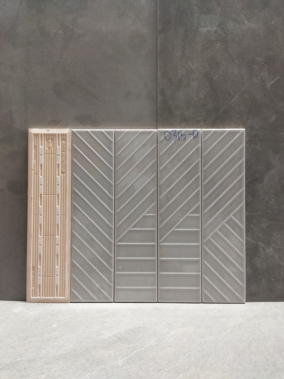 Gạch thẻ Việt Nam, Xám bóng hoạ tiết, KT 75x300 mm, 0315-0, Loại 1 (1 hộp/ 50 viên/ 1.125m2) - Daisan Mart