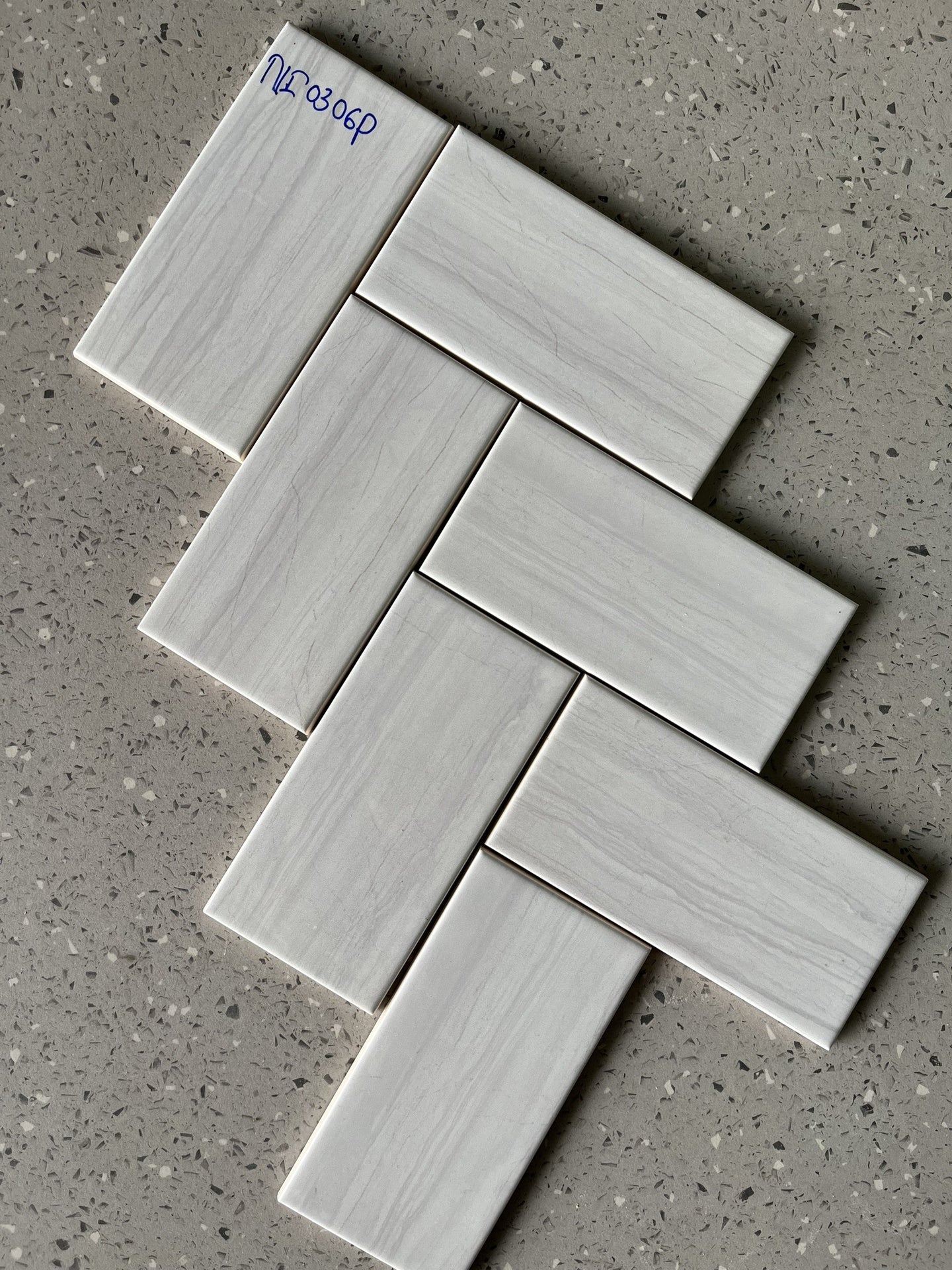 Gạch thẻ Việt Nam, Xám vân tia bóng phẳng, KT 75x150 mm, NI0306P, Loại 1 (1 hộp/ 136 viên/ 1.53m2) - Daisan Mart