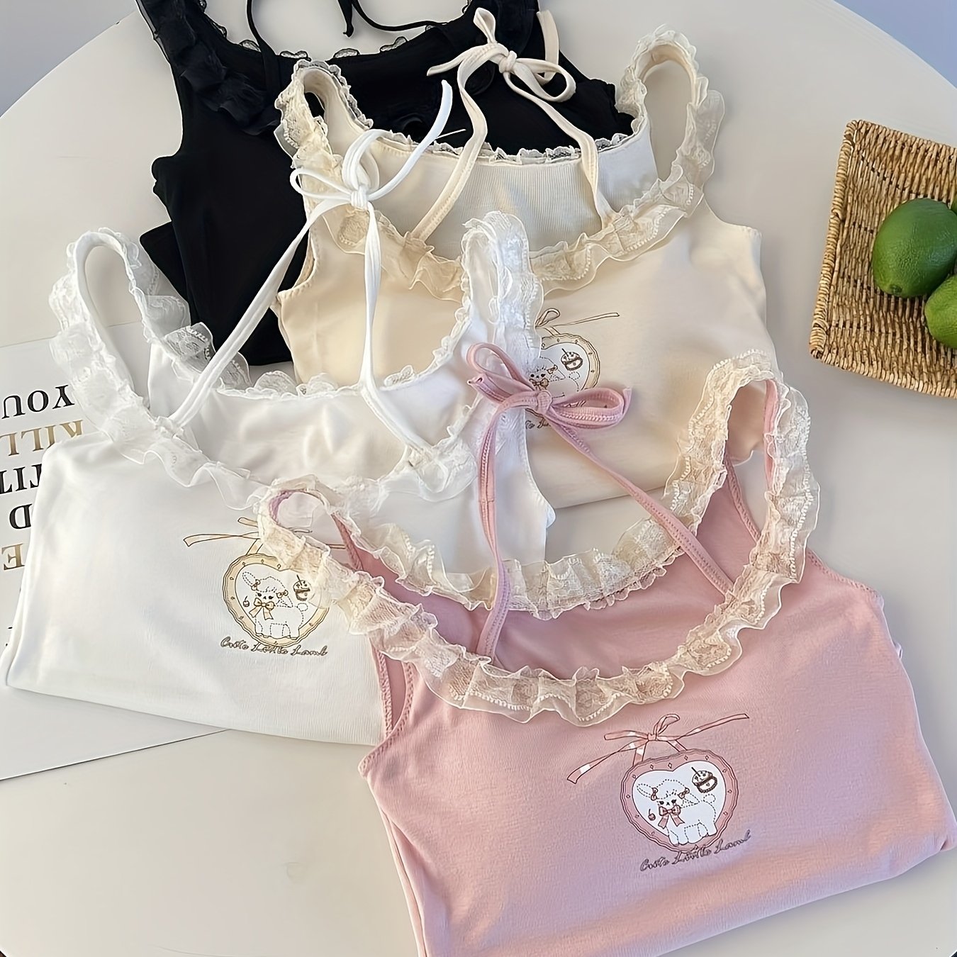 4件裝女士蕾絲邊無袖吊帶背心，內置胸墊 - 花卉和動物印花短款吊帶衫，柔粉色/白色/黑色/米色，可機洗休閒夏季上衣，易於打理，裝飾蝴蝶結細節