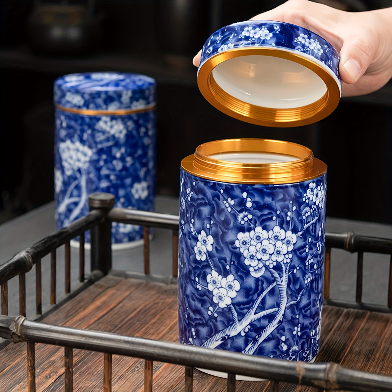 Airtight Ceramic Elegant Tea Canister with Blue and White Porcelain Design - Food-Safe Storage for Kitchen & Dining Decor
